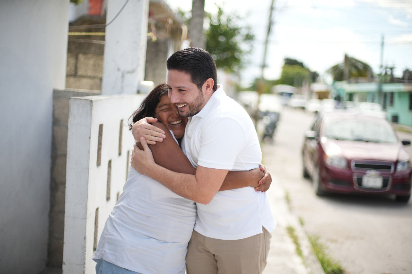 Renán abraza a una vecina en una calle de Cozumel