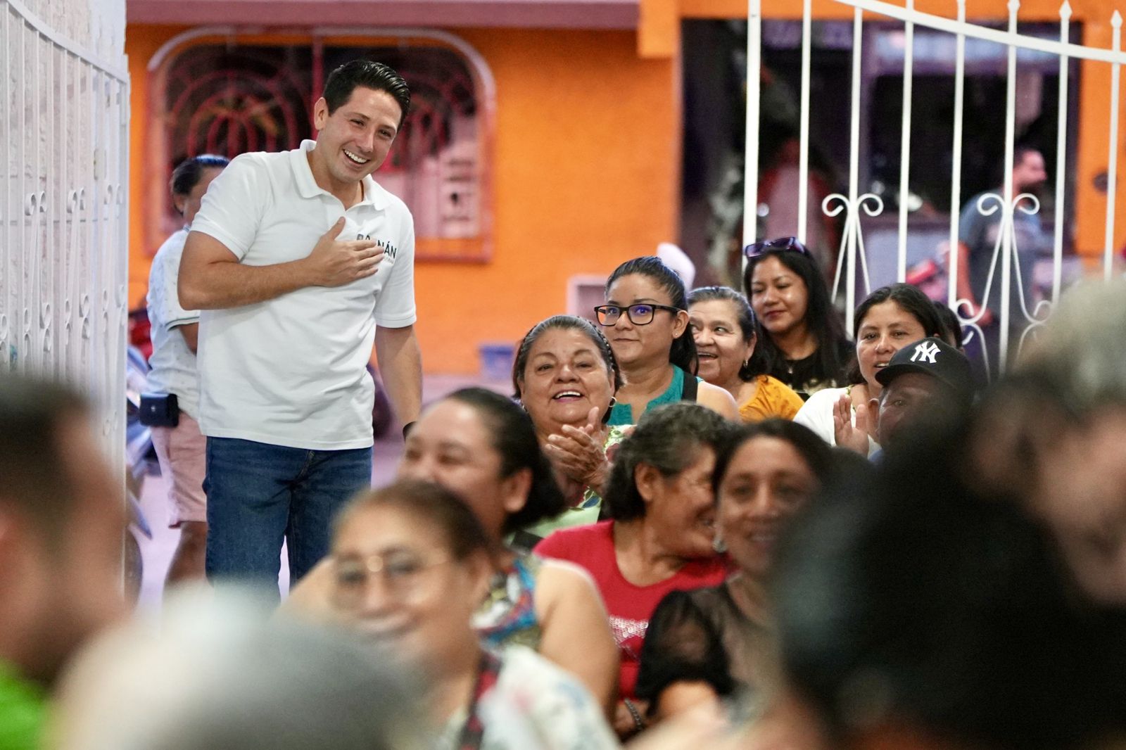 Renán con vecinas y vecinos de Cozumel